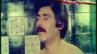 Turkiskt Par Kysser Och Leker Med Varandras Bröst
