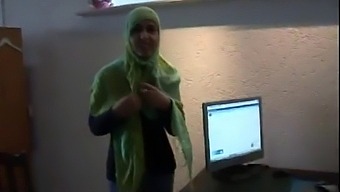 Jamila, En Provocerande Kvinna Från Marocko, Experimenterar Med Lesbisk Intimitet Tillsammans Med En Holländsk Tjej