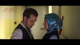 Brunett Hijab-Tjej Akkya Begum På Turkiska Kuma 2012