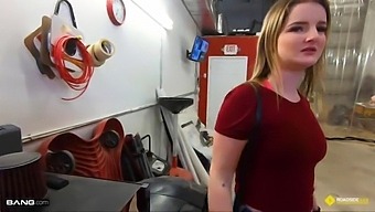 Η Μεγαλόστηθη Ξανθιά Πέφτει Κάτω Και Λερώνεται Με Τον Μηχανικό Της Σε Αντάλλαγμα Για Επισκευή