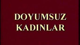 Ett Fräsande Turkiskt Par Ägnar Sig Åt Passionerad Puss- Och Bröstlek.