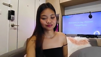 Abby2634 Teases With Her Wet Pussy On Webcam