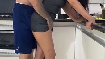 Knullar Min Fru I Köket Medan Hon Städar - Onlyfans-Video