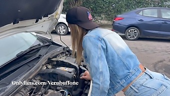 Η Μεγάλη Κωλάρα Milf Παίρνει Μηχανική Βοήθεια Για Μια Καυτή Εμπειρία Παιχνιδιού Ρόλων