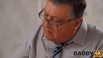 Pappa Med Stor Kuk Styrs Av Fjärrkontrollen