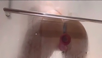 Gör Dig Redo För En Dusch Av Njutning Med Max Ryan Och Hennes Dildo