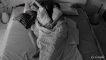 Ett Amatörpars Intima Morgonsession Fångad På En Dold Sovrumskamera.