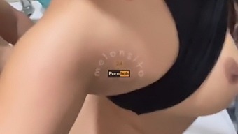 Lustfyllda Tonåringen Chloe Foxy Hänger Sig Åt En Het Duschsession