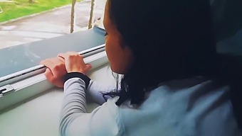 Sexig Tjej Får Sitt Ansikte Täckt Av Sperma Medan Hon Blir Knullad Vid Fönstret