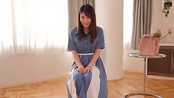 Satomi Narushima Upplever Sin Första Gång Framför Kameran I En Dokumentär Med En Gift Kvinna.