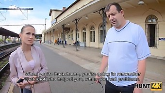 En Rik Mans Intima Möte Med Sin Flickvän Medan En Cuckold Tittar På.