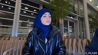 Dubbel Penetration Av Nadja, En Iransk Kvinna, På Offentliga Toaletter Och Korridorer Som Betalning För En Flygbiljett