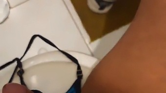 Första Delen Av Ett Tabumöte Med En Mogen Kvinna I Min Väns Hus