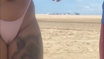 Fui À Praia E Deixei O Novinho Pegar Na Minha Buceta